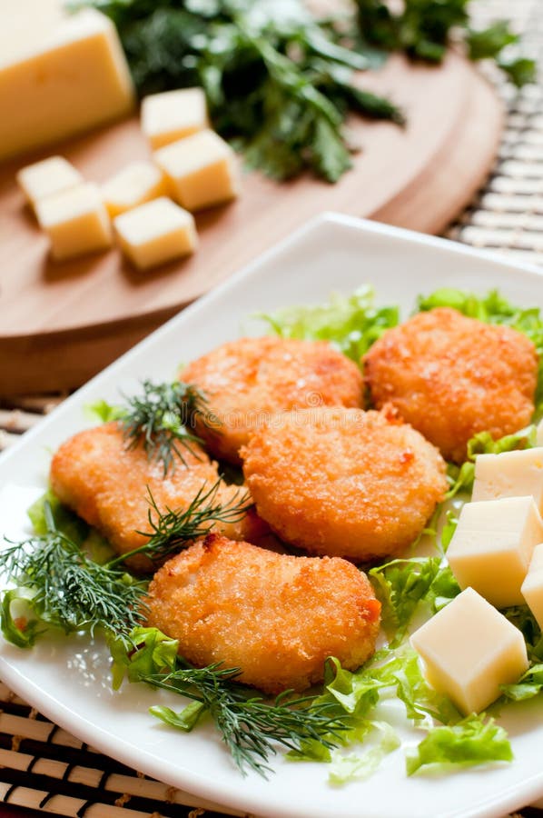 Pepite di pollo con formaggio fotografia stock libera da diritti Pepite di pollo con formaggio fotografia stock libera da diritti