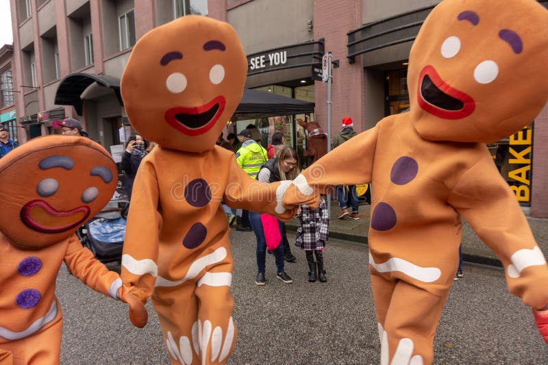 Pepparkakadräktfolk som in dansar och agerar på en stadsgata, under Yaletown CandyTown arkivbild Pepparkakadräktfolk som in dansar och agerar på en stadsgata, under Yaletown CandyTown arkivbild