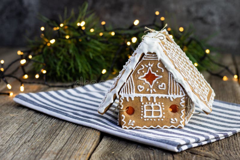 Pepparkakahus med julljus arkivfoton Pepparkakahus med julljus arkivfoton
