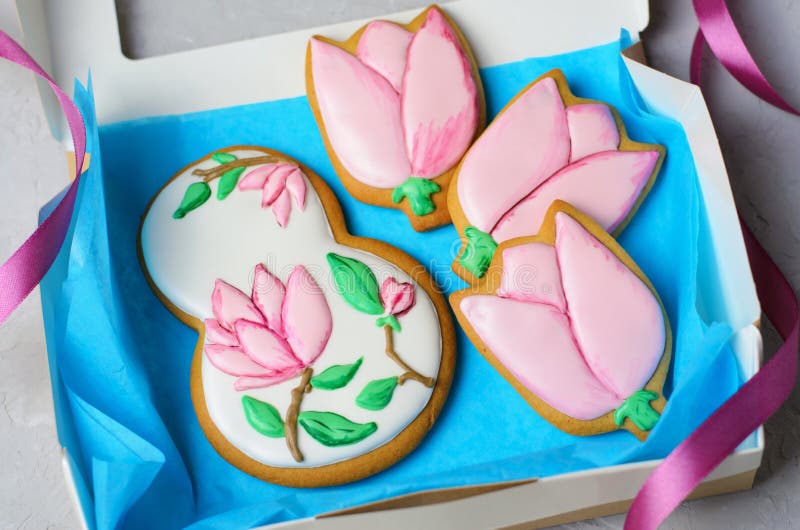 Pepparkakakakor för mars 8, kvinnors dag, handgjorda kakor med Sugar Icing royaltyfri bild Pepparkakakakor för mars 8, kvinnors dag, handgjorda kakor med Sugar Icing royaltyfri bild