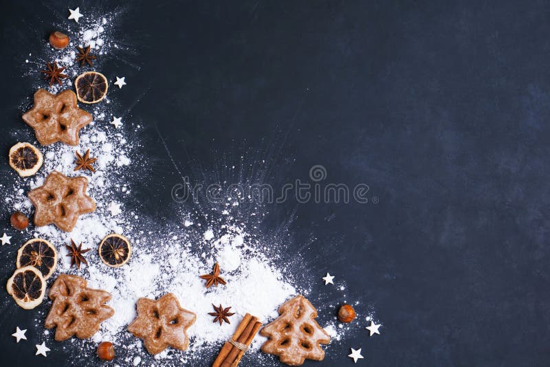Pepparkakakakor, stekheta ingredienser och kryddor royaltyfri bild Pepparkakakakor, stekheta ingredienser och kryddor royaltyfri bild