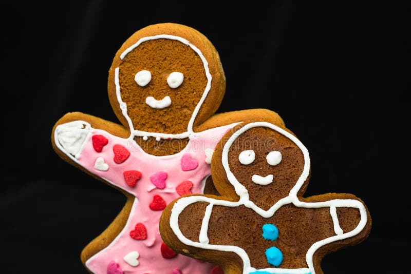 Pepparkakaman, moder och son på svart sammet royaltyfri foto Pepparkakaman, moder och son på svart sammet royaltyfri foto