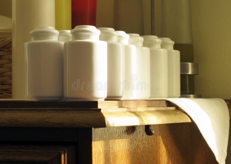 Pepperboxes En Saltcellars Stock Foto Image of laden, dozen 13381164