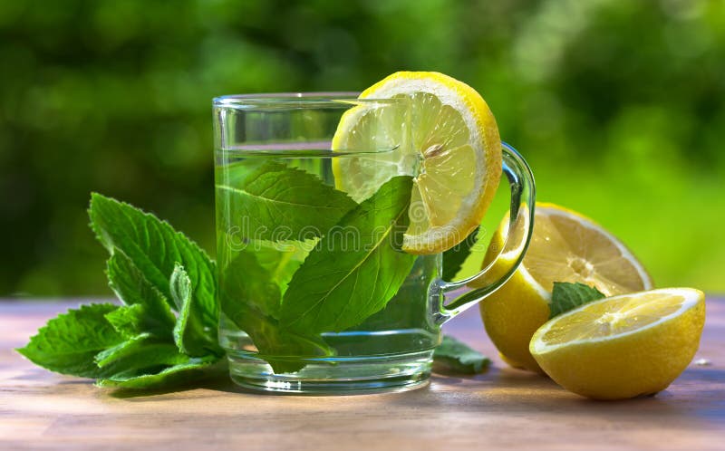 Peppermint tea with lemon