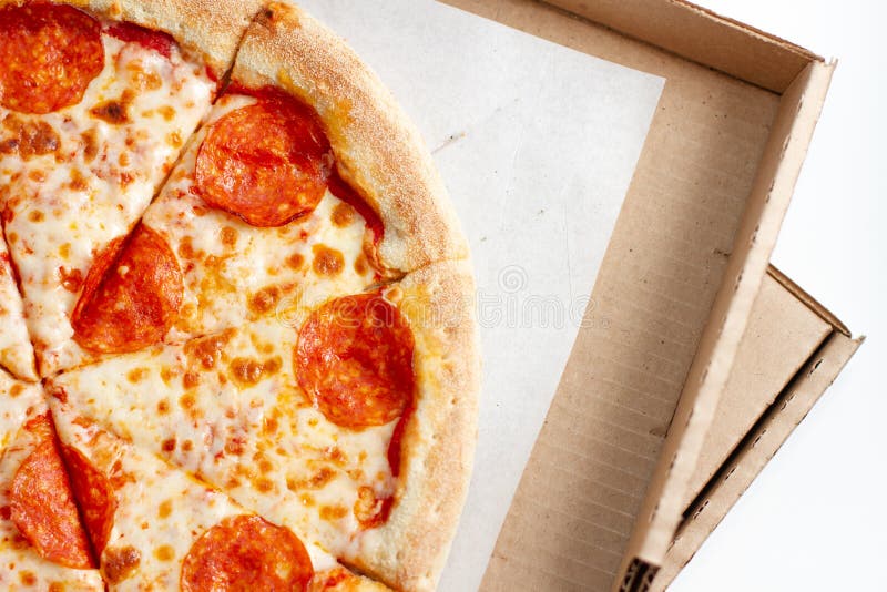 Pepperoni pizza in een kartonnen doos op een witte achtergrond - bovenaanzicht stock afbeeldingen Pepperoni pizza in een kartonnen doos op een witte achtergrond - bovenaanzicht stock afbeeldingen