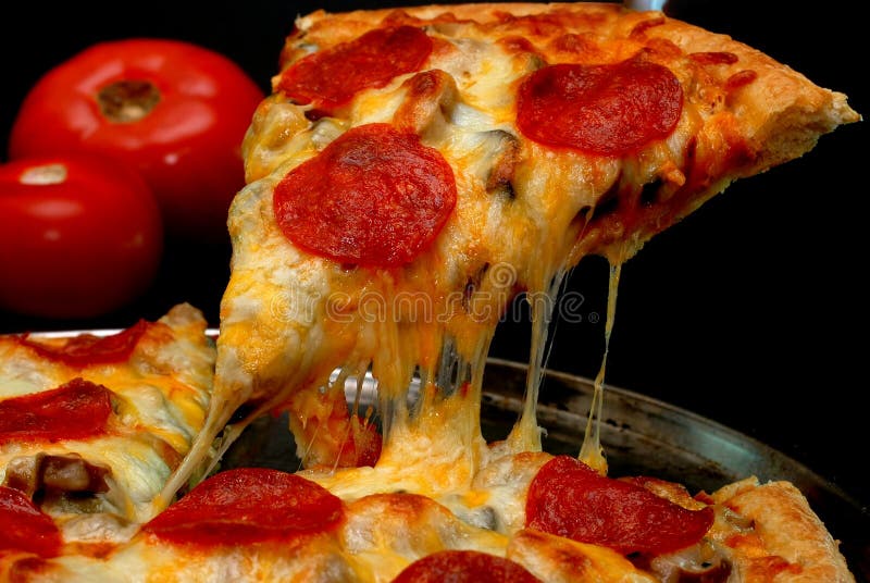 Scheibe Salami pizza entnommen ganze pizza mit Tomaten im hintergrund.