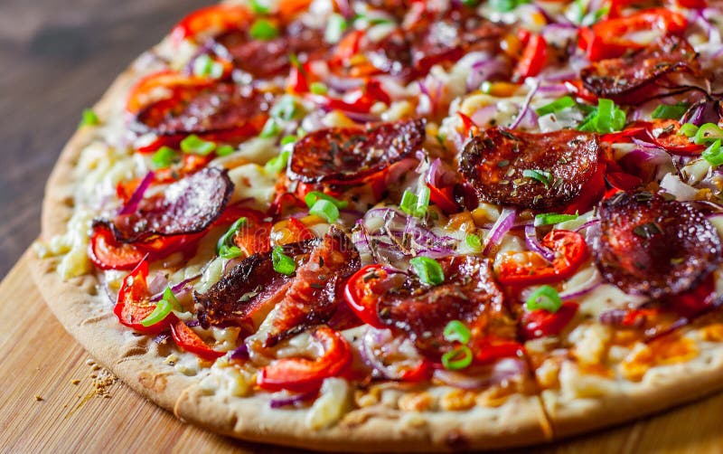 Pepperoni pizza z mozzarella serem, salami, Pomidorowy kumberland, pieprz, cebula, pikantność Włoska pizza na drewnianym stole zdjęcia royalty free Pepperoni pizza z mozzarella serem, salami, Pomidorowy kumberland, pieprz, cebula, pikantność Włoska pizza na drewnianym stole zdjęcia royalty free