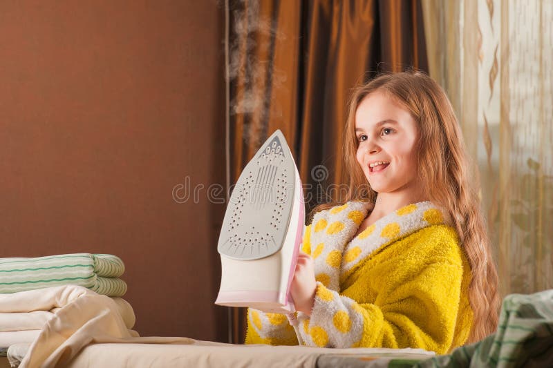 Pequeña Ama De Casa Graciosa Con Hierro Hierro En La Mano De La Chica En La  Tabla De Planchar Planchas Y Ropa De Vapor Niña Peque Imagen de archivo -  Imagen de