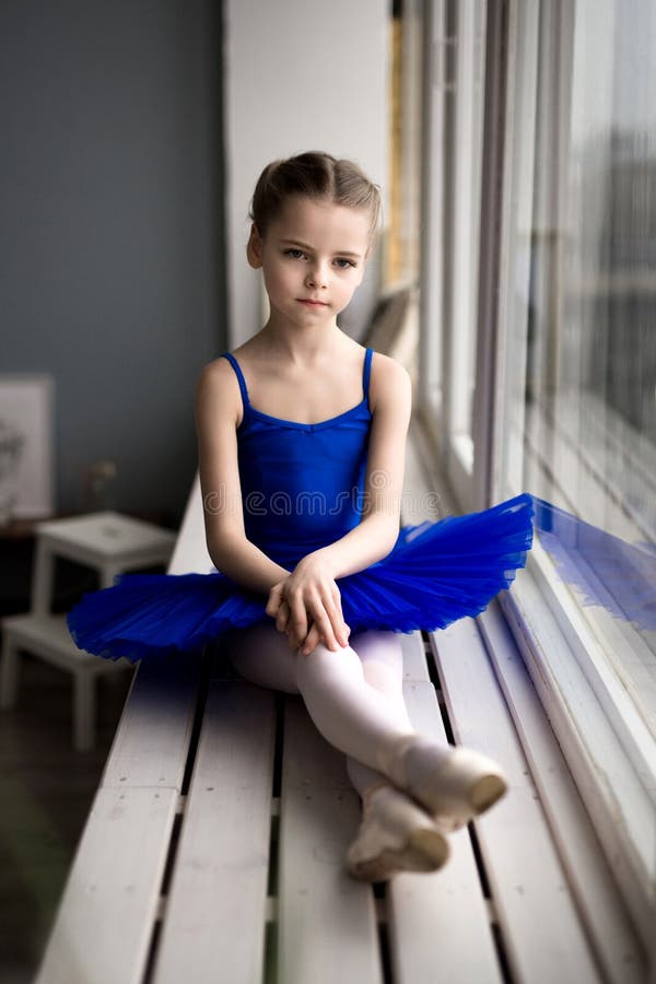Pequeña Bailarina Linda Zapatos Azules Del Traje Y Del Pointe Del Ballet Imagen de archivo - Imagen de ajuste, rizado: 93864577