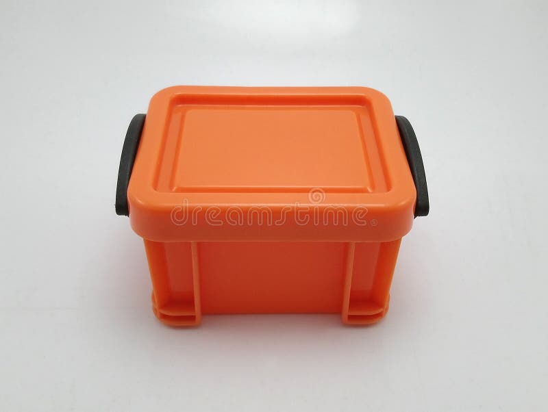 Pequeña Caja De Almacenamiento De Plástico Naranja Con Tapa En La Parte Y Cerraduras En Los Lados de archivo - Imagen de color: 191659102