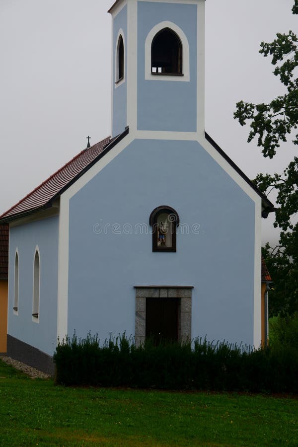 Pequeña Iglesia Austríaca Del País Imagen de archivo - Imagen de paisaje,  hierba: 128544715