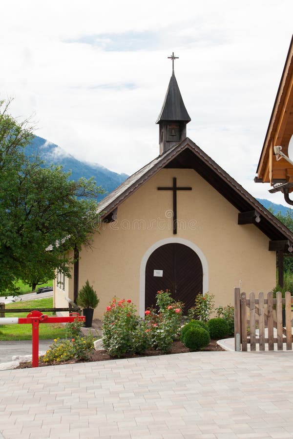 Pequeña iglesia rural imagen de archivo. Imagen de campanario - 65628197