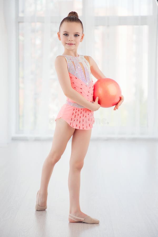 Pequeña Muchacha Hermosa Del Gimnasta En El Vestido Rosado De La Ropa De Deportes, Elemento De La Gimnasia Del Arte Interpretativ Foto de archivo - Imagen de fondo, hembra: 95147050 Pequeña Muchacha Hermosa Del Gimnasta En El Vestido Rosado De La Ropa De Deportes, Elemento De La Gimnasia Del Arte Interpretativ Foto de archivo - Imagen de fondo, hembra: 95147050