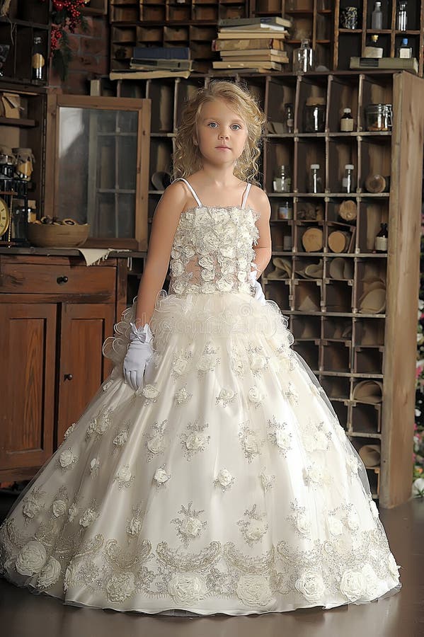 Iniciativa Librería Sudán Pequeña Princesa En El Vestido Blanco Y Flores Rojas Imagen de archivo -  Imagen de flor, bebé: 40138597