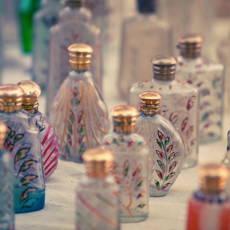Pequeñas Botellas De Cristal Para La Venta Mercado En La India Imagen de  archivo - Imagen de nadie, elegancia: 94010145