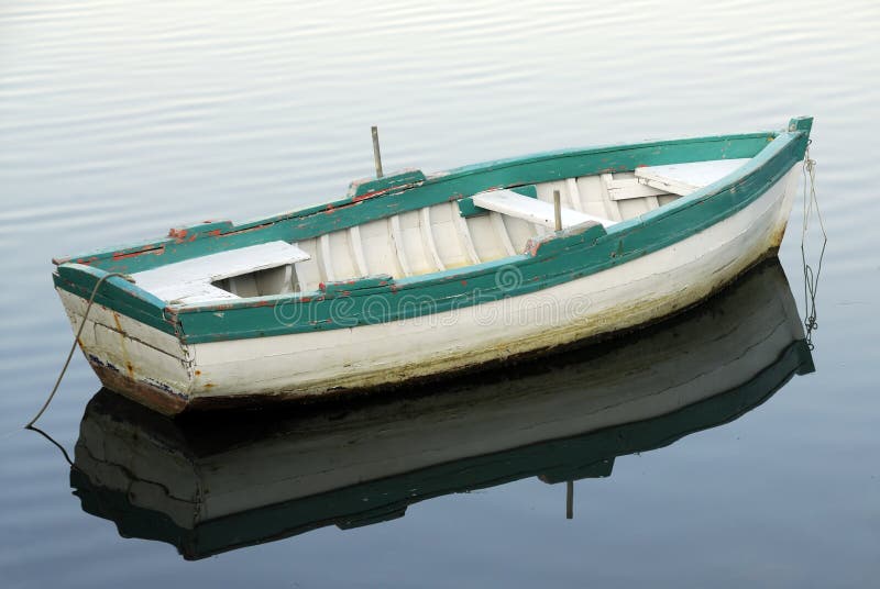 Y equipo Eléctrico Guia Pequeño barco de pesca imagen de archivo. Imagen de soledad - 4642533