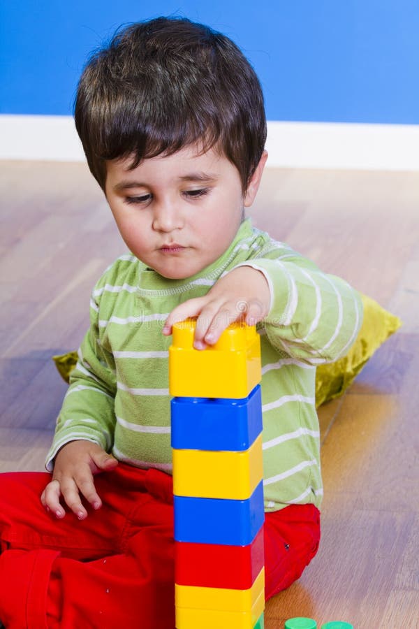 Pequeno Bebe 2 Anos Que Juega Con El Juguete Imagen De Archivo Imagen De Retrato Desarrollo Pequeno Bebe 2 Anos Que Juega Con El Juguete Imagen De Archivo Imagen De Retrato Desarrollo