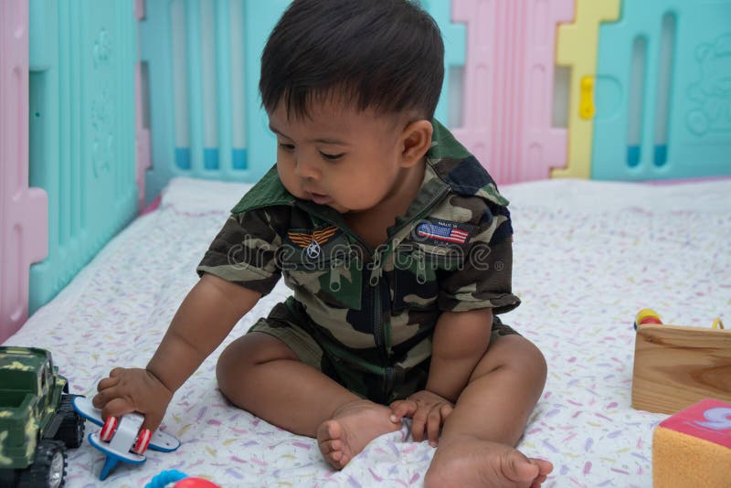 Mama Con El Bebe Cerca Del Papa Militar Foto De Archivo Imagen De Alegre Armado Mama Con El Bebe Cerca Del Papa Militar Foto De Archivo Imagen De Alegre Armado