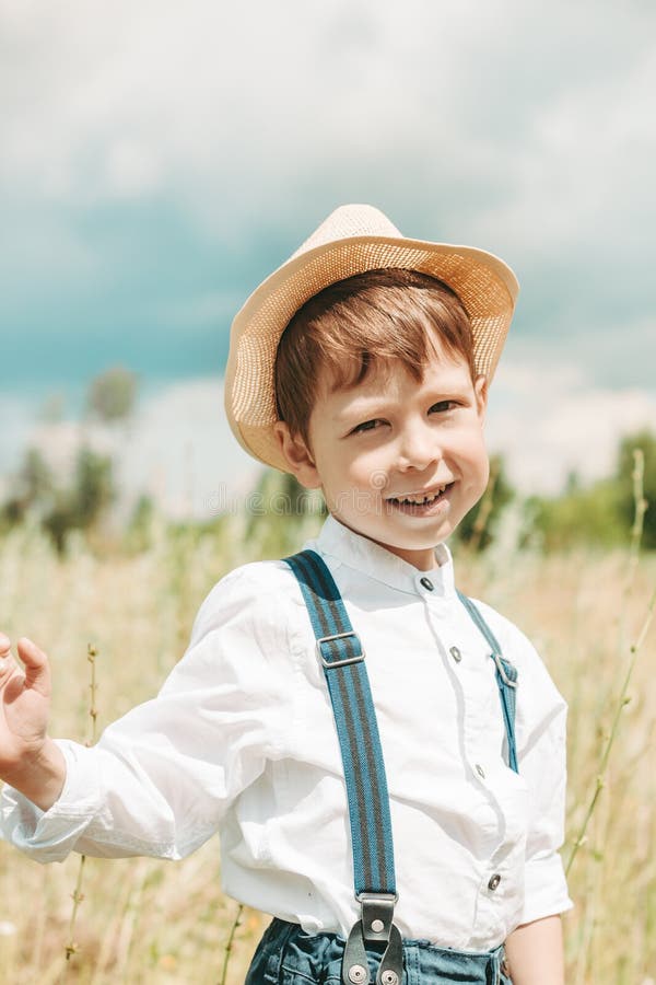 Niño niña en vestido de sombrero de paja en campo de trigo niño sonriente  en gafas de sol puesta de sol campo estética de estilo cottagecore