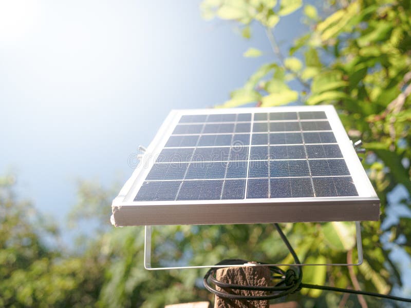 Pequeños Paneles Solares Instalados En Postes Al Aire Libre En Un Día  Soleado. Mini Panel Solar Para Foco De Plomo En El Jardín Foto de archivo -  Imagen de solar, equipo: 229755488