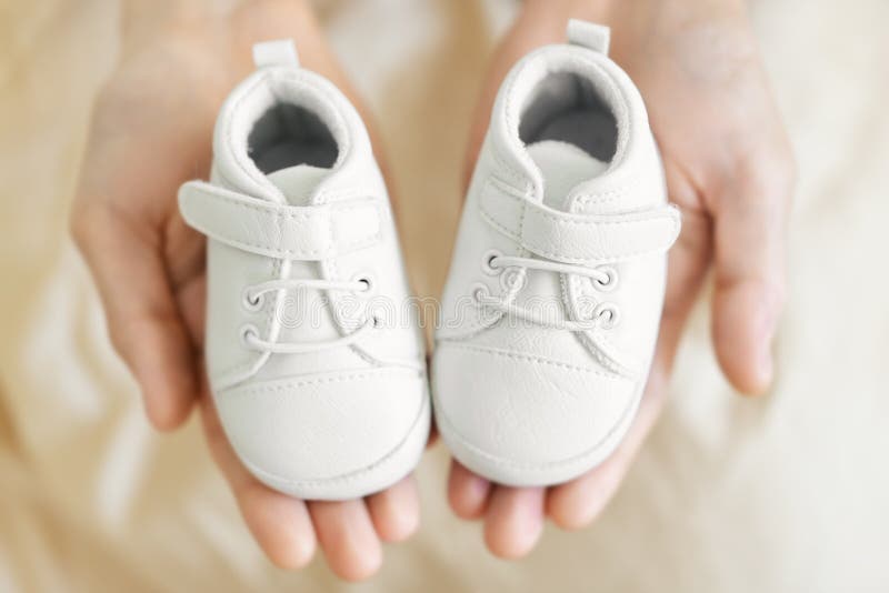 Familiarizarse Fascinante Propiedad Pequeños Zapatos Lindos Para Bebés En Manos De Los Padres Imagen de archivo  - Imagen de paternidad, feliz: 164872369
