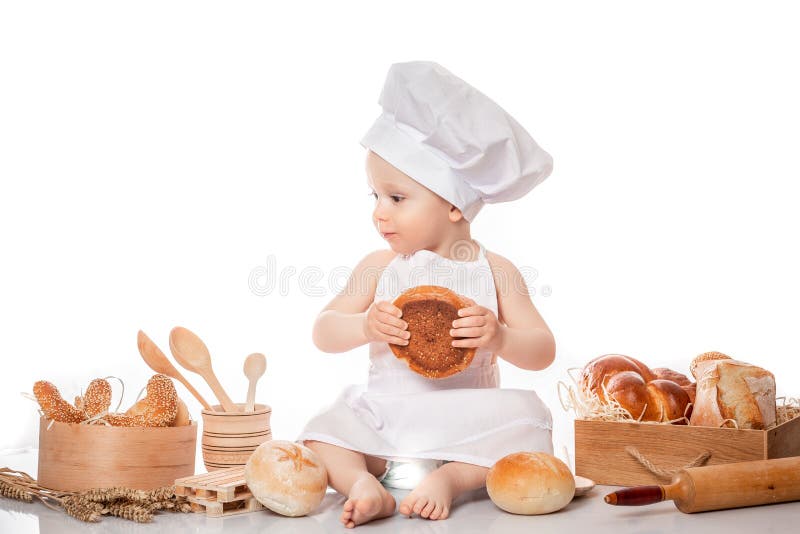 Pequena cozinheira com um bagaço nas mãos Obesidade e conceito de fome Ganhando peso Dieta pretzel turco com sésamo imagens de stock royalty free Pequena cozinheira com um bagaço nas mãos Obesidade e conceito de fome Ganhando peso Dieta pretzel turco com sésamo imagens de stock royalty free