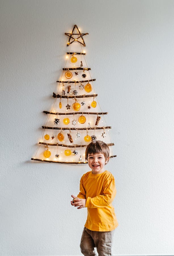 Pequena árvore De Natal Artesanal De Decoração Artesanal Feita De Paus E Materiais Naturais Pendurados Na Parede. Foto de Stock - Imagem de canela, alaranjado: 202537084 Pequena árvore De Natal Artesanal De Decoração Artesanal Feita De Paus E Materiais Naturais Pendurados Na Parede. Foto de Stock - Imagem de canela, alaranjado: 202537084