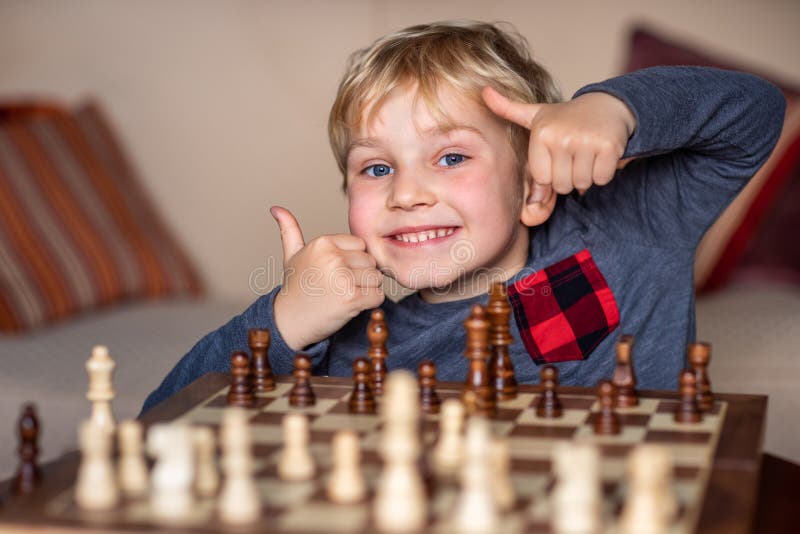 Pequena Criança De 5 Anos Jogando Xadrez No Grande Xadrez