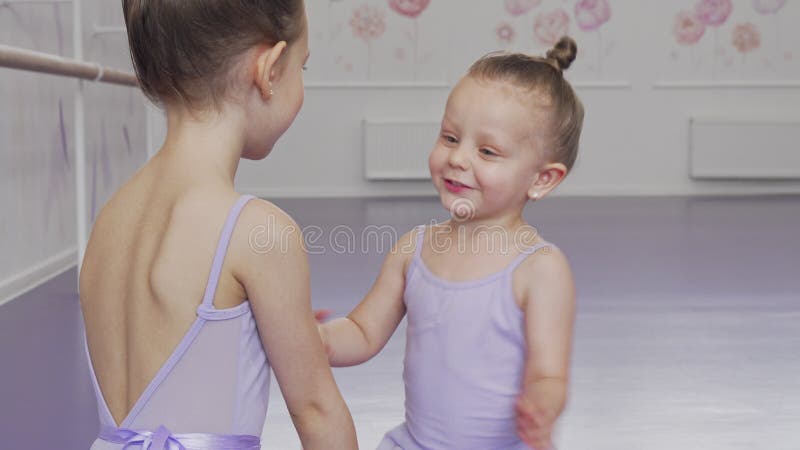 Pequenas bailarinas adoráveis se divertindo na escola de balé