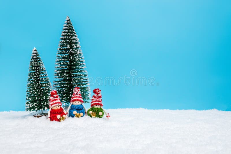 Encommium Andrew Halliday Booth Pequenas Figuras De Natal Em Camisolas De Malha Contra Fundo Azul Com  Espaço Para Cópia Imagem de Stock - Imagem de fundo, figuras: 163226377
