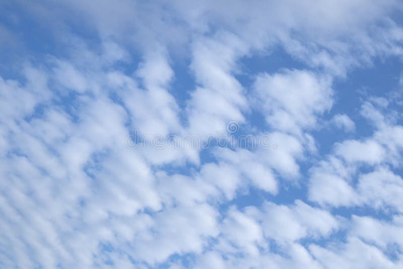 Pequenas nuvens brancas fluffy contra um céu azul foto de stock royalty free Pequenas nuvens brancas fluffy contra um céu azul foto de stock royalty free