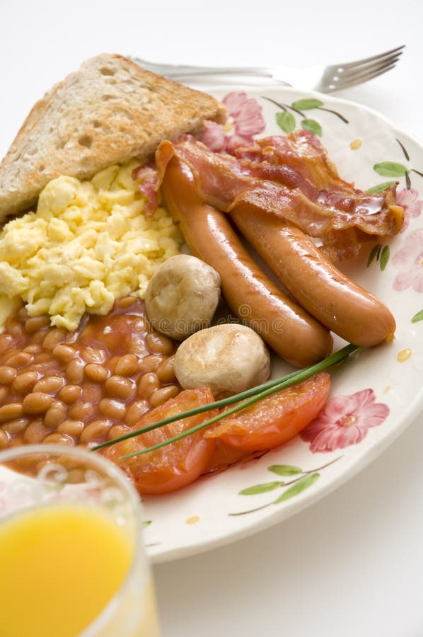 Café Da Manhã Tradicional Em Inglês Ovos Mexidos Feijão Tomate Cogumelos  Enchido E Doce De Damasco Com Clássico Inglês Imagem de Stock - Imagem de  alperce, alto: 217925027