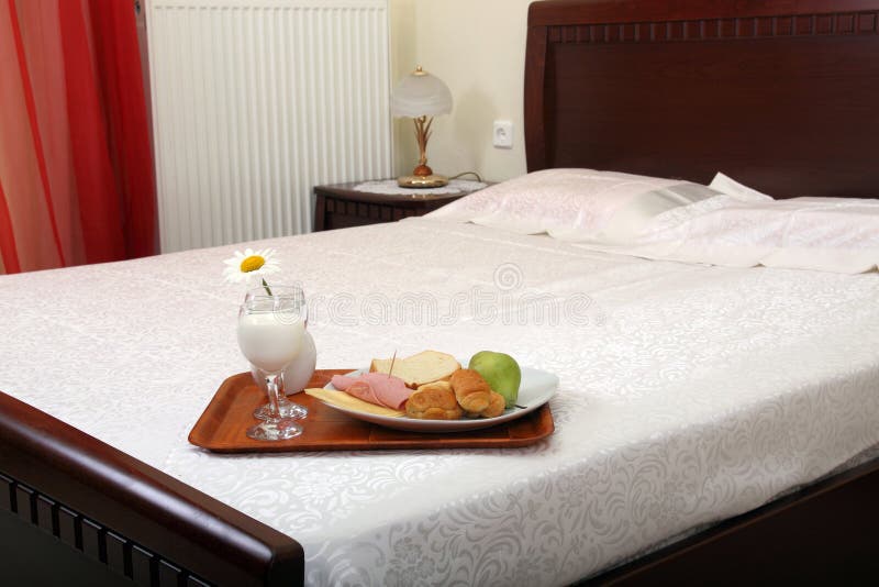 Pequeno-almoço na cama fotografia de stock