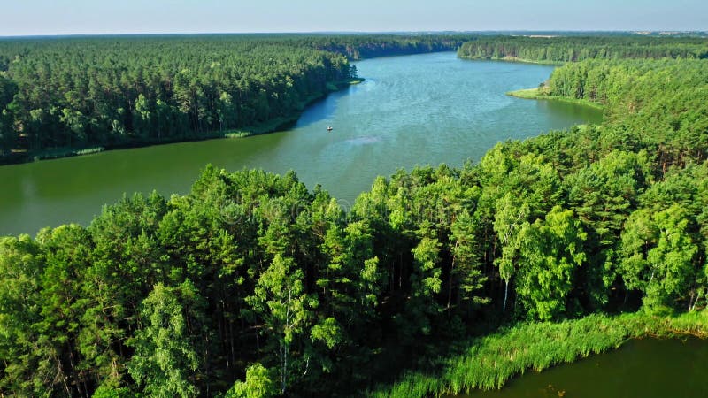 Pequeno barco de pesca no lago entre a floresta na polônia