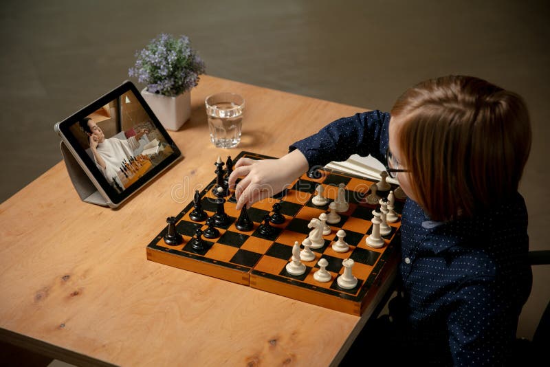 Menino Ruivo Nos óculos Sentado Em Casa E Jogando Xadrez Sozinho. Imagem de  Stock - Imagem de movimento, jogar: 208485515