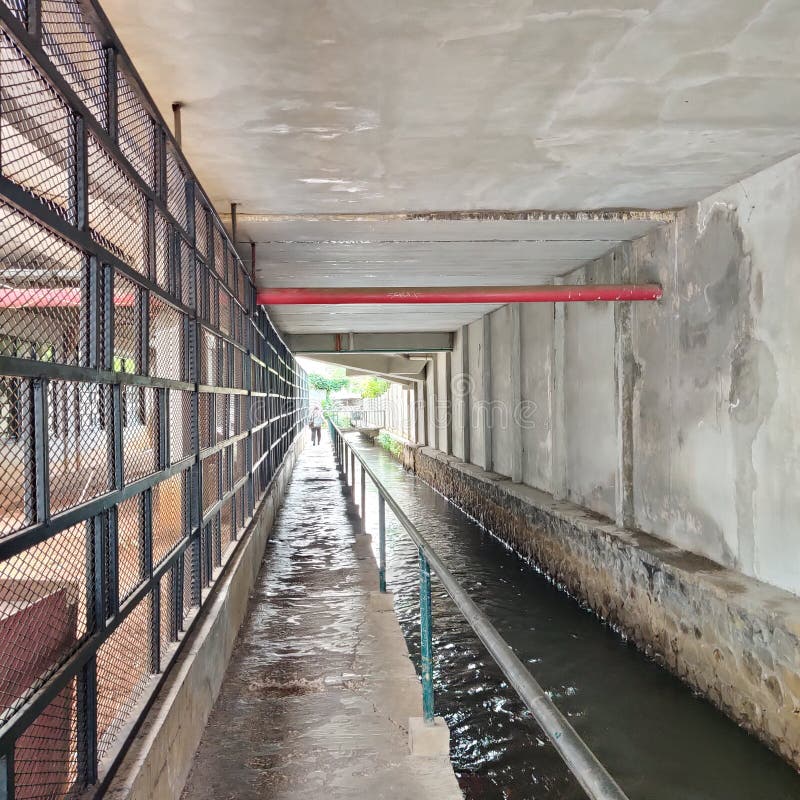 Pequeno rio urbano fotografia de stock royalty free