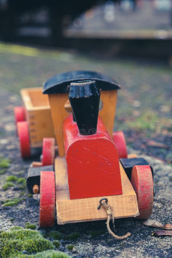 Pequeno Trem De Brinquedo De Madeira Com Grande Trem Ao Fundo Imagem de  Stock - Imagem de pequeno, trilha: 219202737