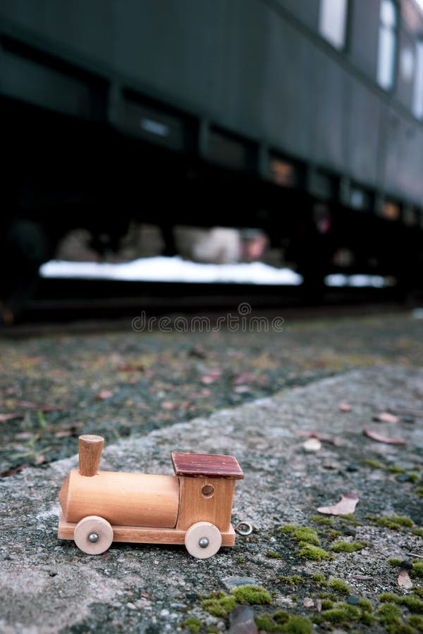 Pequeno Trem De Brinquedo De Madeira Com Grande Trem Ao Fundo Imagem de  Stock - Imagem de pequeno, trilha: 219202737