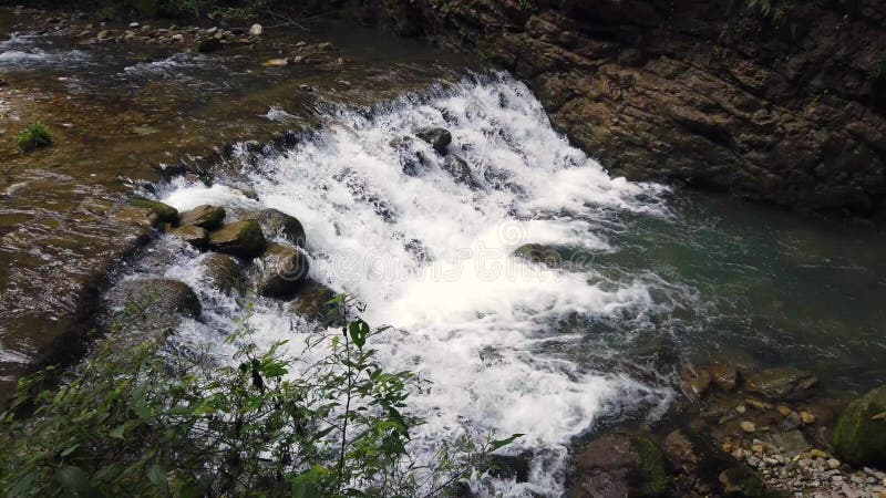 Pequeña cascada en un río en un gran cañón en China metrajes