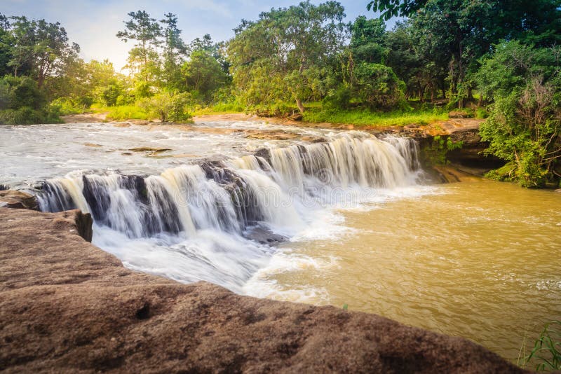 Pequeña cascada exótica para nadar la cascada nombrada de Tadton adentro fotos de archivo libres de regalías Pequeña cascada exótica para nadar la cascada nombrada de Tadton adentro fotos de archivo libres de regalías