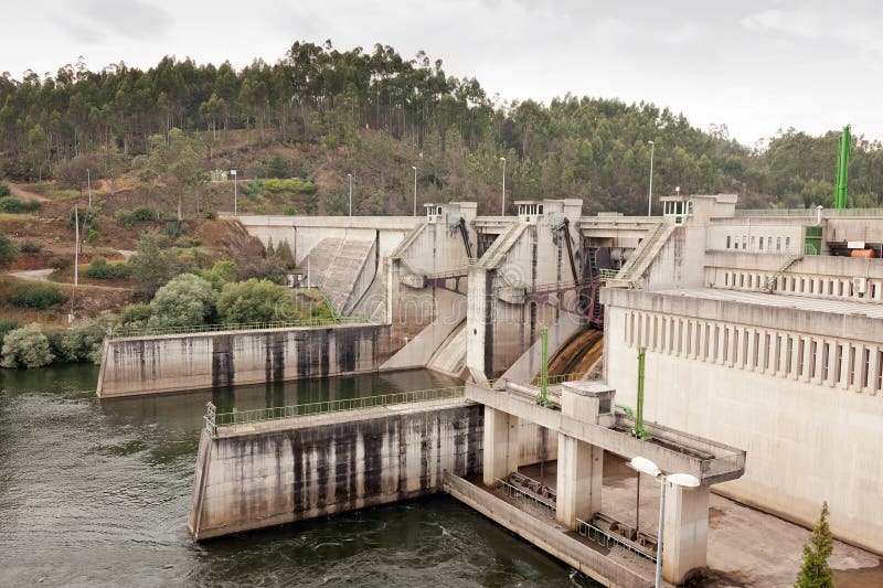 Pequeña central hidroeléctrica contra las maderas