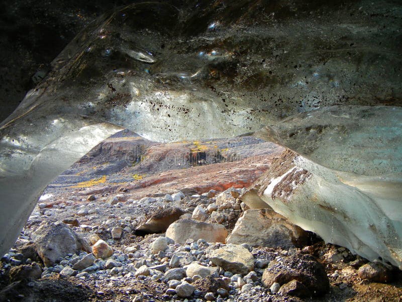 Pequeña cueva de hielo en Islandia imagen de archivo Pequeña cueva de hielo en Islandia imagen de archivo