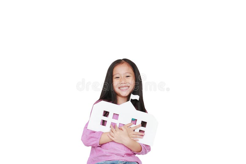 Pequeña escuela asiática feliz del papel de la maqueta del abarcamiento de la muchacha del niño aislada sobre el fondo blanco Edu foto de archivo Pequeña escuela asiática feliz del papel de la maqueta del abarcamiento de la muchacha del niño aislada sobre el fondo blanco Edu foto de archivo