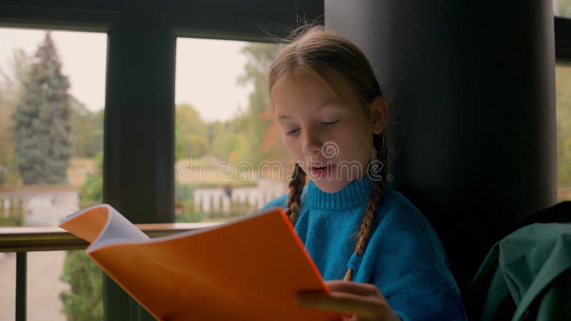 Pequeña europea sorprende estudiante estudiante educativa encantado gimnasio escuela sorprendida estudiante de lectura