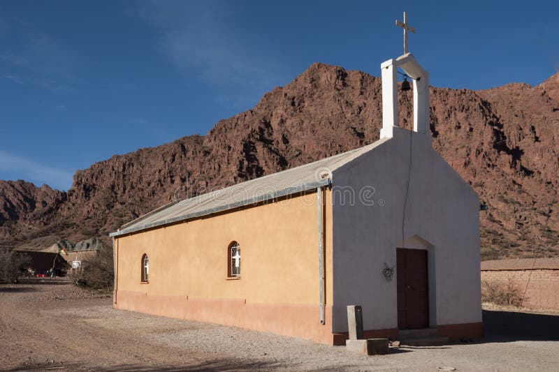 Pequeña iglesia agradable durante el viaje de Quebradas, Bolivia imágenes de archivo libres de regalías Pequeña iglesia agradable durante el viaje de Quebradas, Bolivia imágenes de archivo libres de regalías