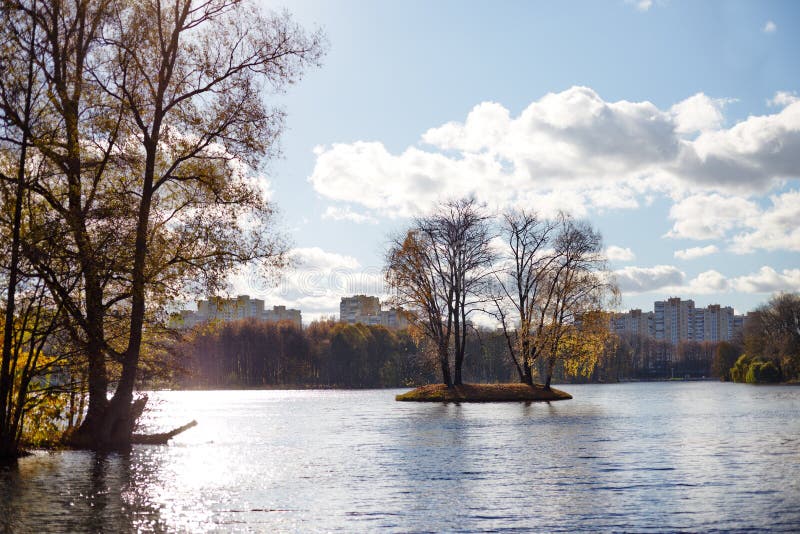 Pequeña isla en el medio de un lago en una ciudad imagen de archivo libre de regalías Pequeña isla en el medio de un lago en una ciudad imagen de archivo libre de regalías