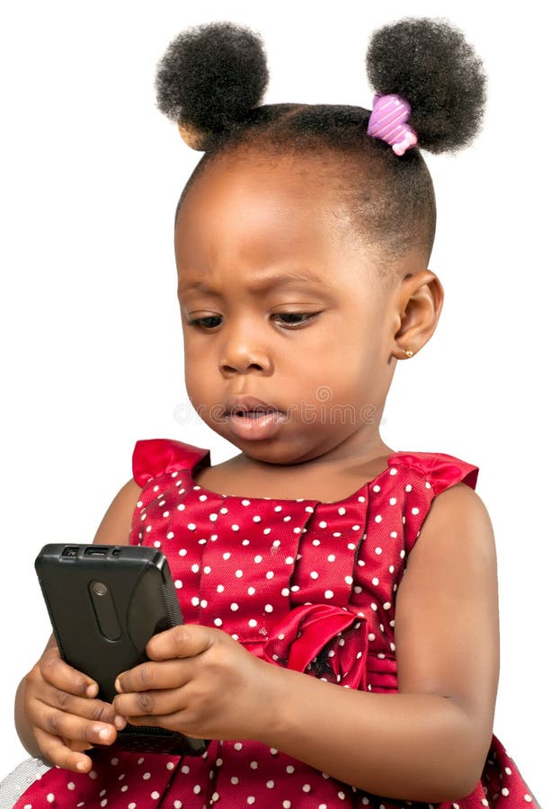 Pequeña muchacha afroamericana con el teléfono móvil imágenes de archivo libres de regalías