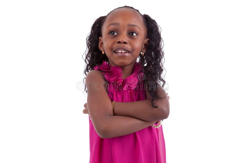 Pequeña muchacha afroamericana con los brazos doblados - personas negras fotografía de archivo libre de regalías Pequeña muchacha afroamericana con los brazos doblados - personas negras fotografía de archivo libre de regalías