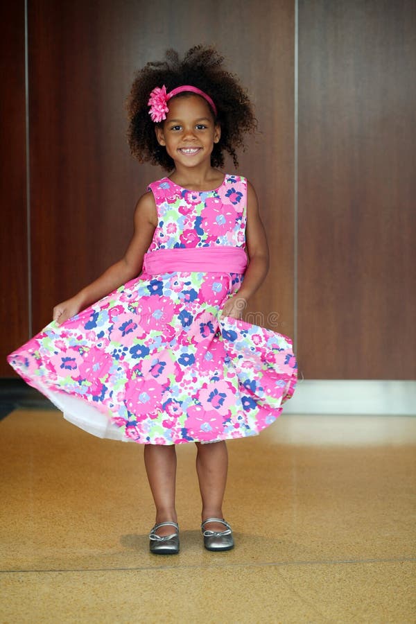 Pequeña muchacha del african-american que modela en cauce imagen de archivo libre de regalías Pequeña muchacha del african-american que modela en cauce imagen de archivo libre de regalías