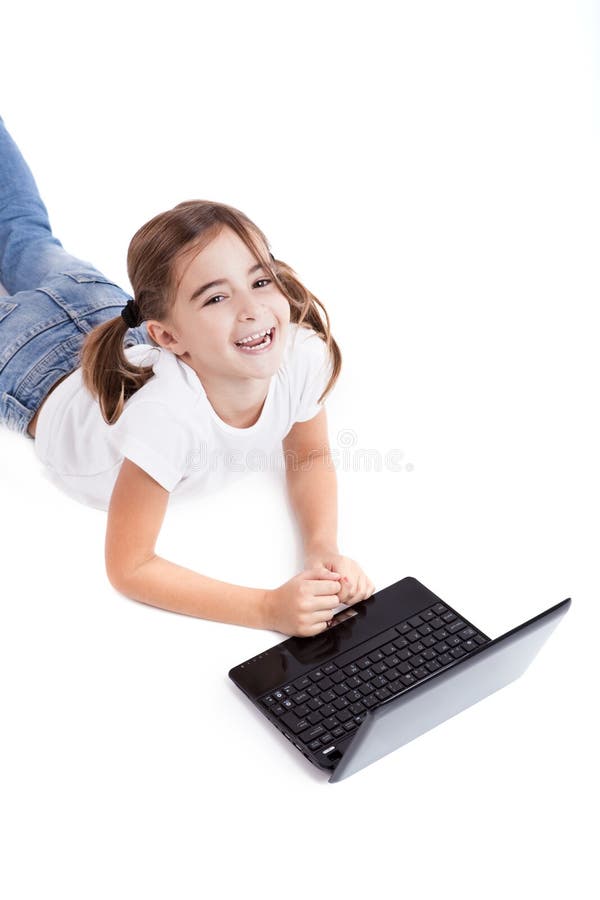 Pequeña muchacha del estudiante con una computadora portátil imagenes de archivo